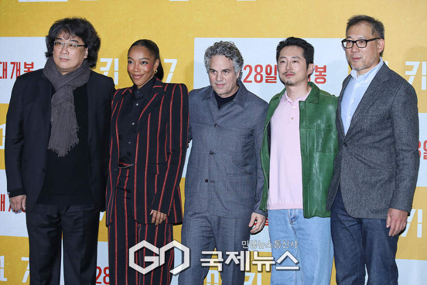 봉준호 감독 '미키 17' 관람포인트 및 평점, 쿠키는?
